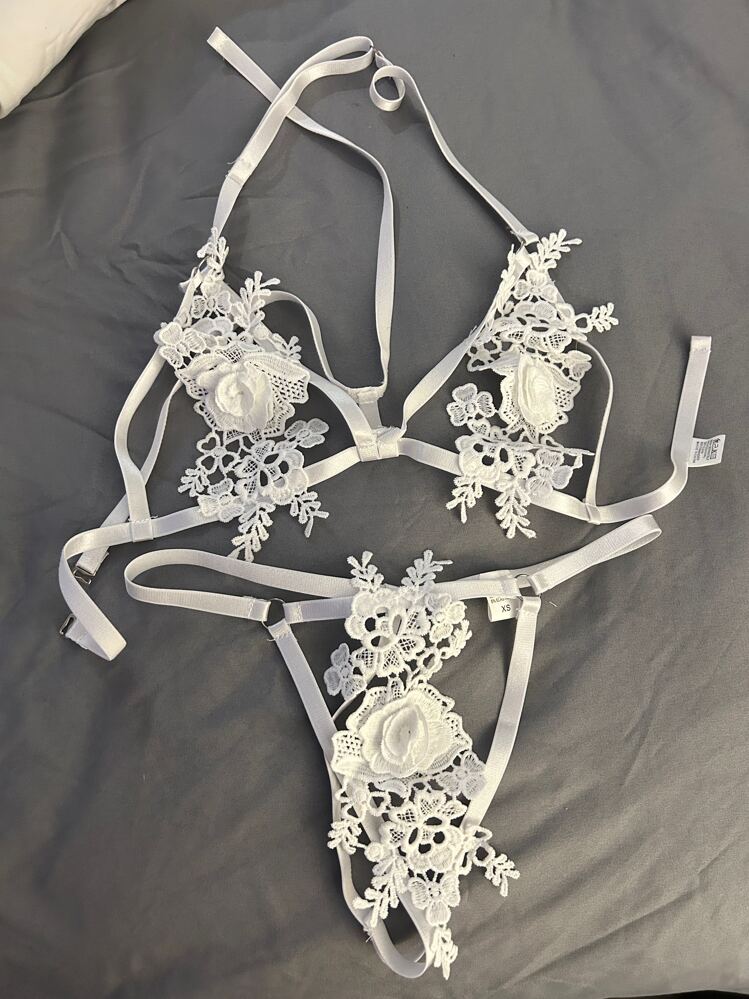 Conjunto de lencería blanco con flores 2