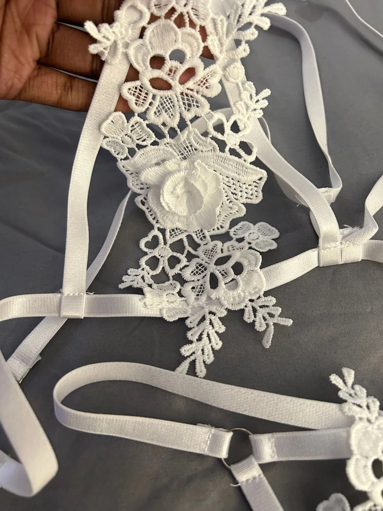 Conjunto de lencería blanco con flores 1