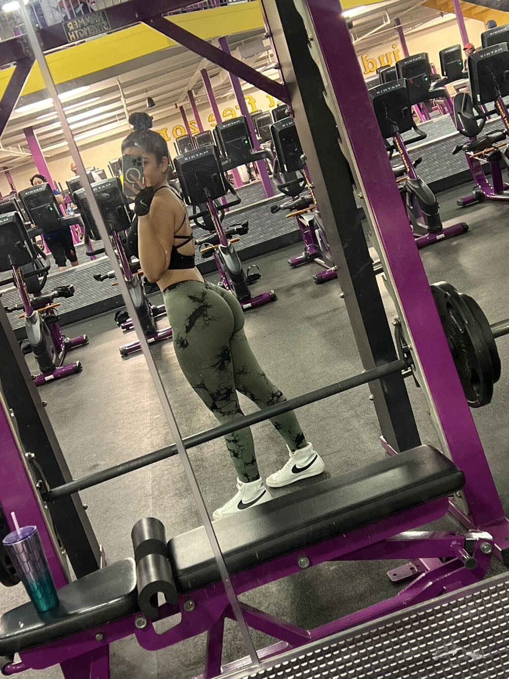 Legging deportivo tie dye verde tipo V en la parte de atras 2