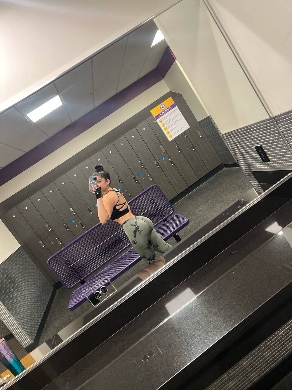 Legging deportivo tie dye verde tipo V en la parte de atras 1