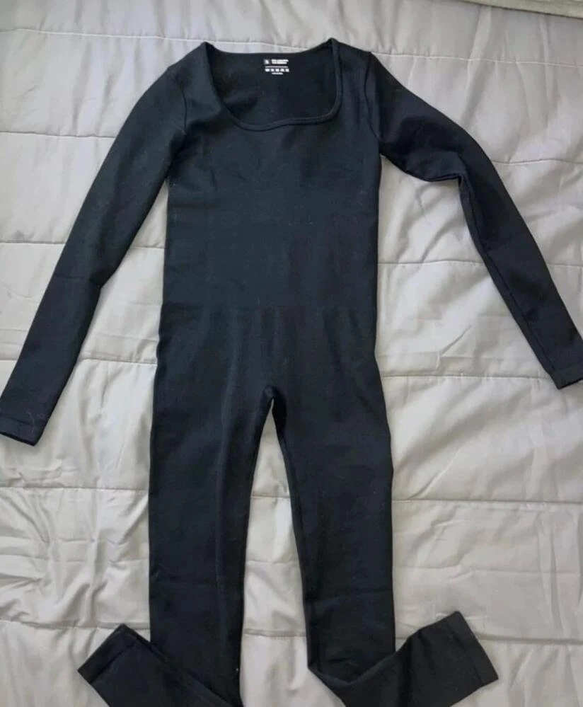 Enterizo deportivo negro manga larga tela acanalada 1