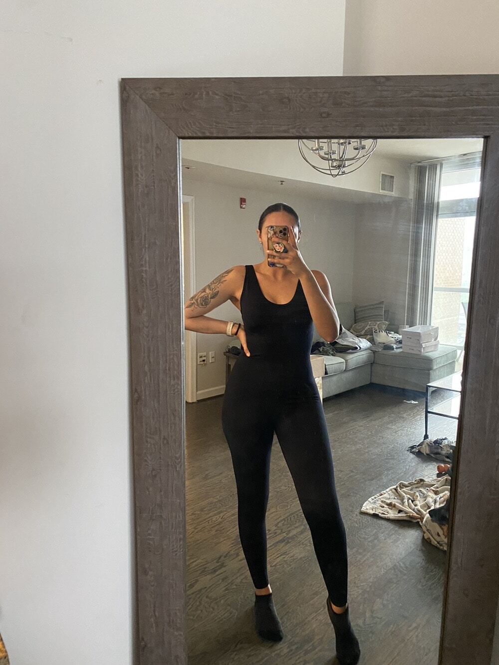 Enterizo deportivo negro cruzado en la parte baja de la espalda 1